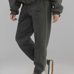 Cloud Sweatpants in “Millstone Grey“ a size Medium. NWT & never worn.